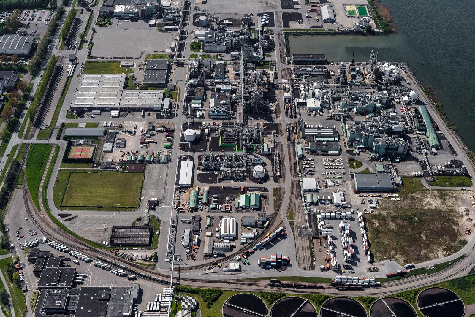 De chemiebedrijven leveren innovatieve producten, materialen en diensten. De locatie Dordrecht bestaat sinds 1959. Er staan drie grote geïntegreerde productie units voor het vervaardigen van kunststoffen en koel- en koudemiddelen. Het is de grootste productievestiging van Europa en er werken 500 mensen. Foto John Gundlach